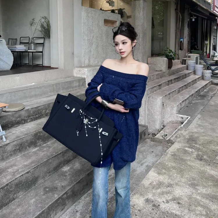 2024秋季新款法式宽松慵懒风斜肩镂空长袖针织衫高腰百搭牛仔裤