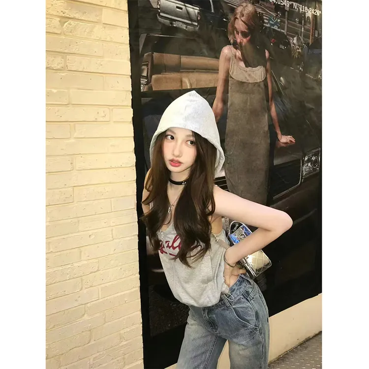 2025夏季新款时尚辣妹无袖连帽背心上衣休闲宽松设计浅色牛仔裤女