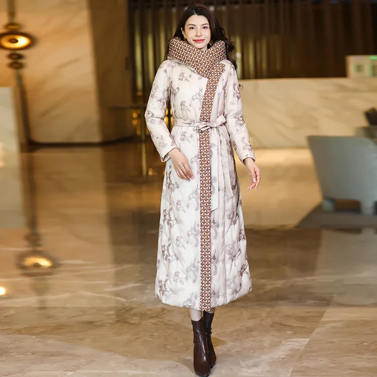 米粉色长款拼接连帽羽绒服女冬季2025新款气质收腰显瘦白鸭绒外套