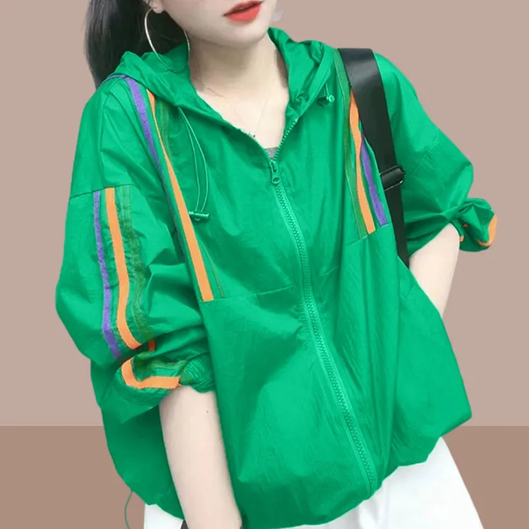 大码潮牌防晒衣女薄款透气夏季新款三条杠连帽防晒外套女拉链开衫
