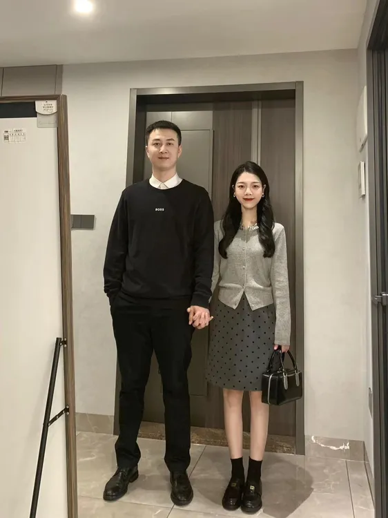 2024新款早秋冬季休闲简约针织上衣搭配半身裙裙子显瘦百搭时尚