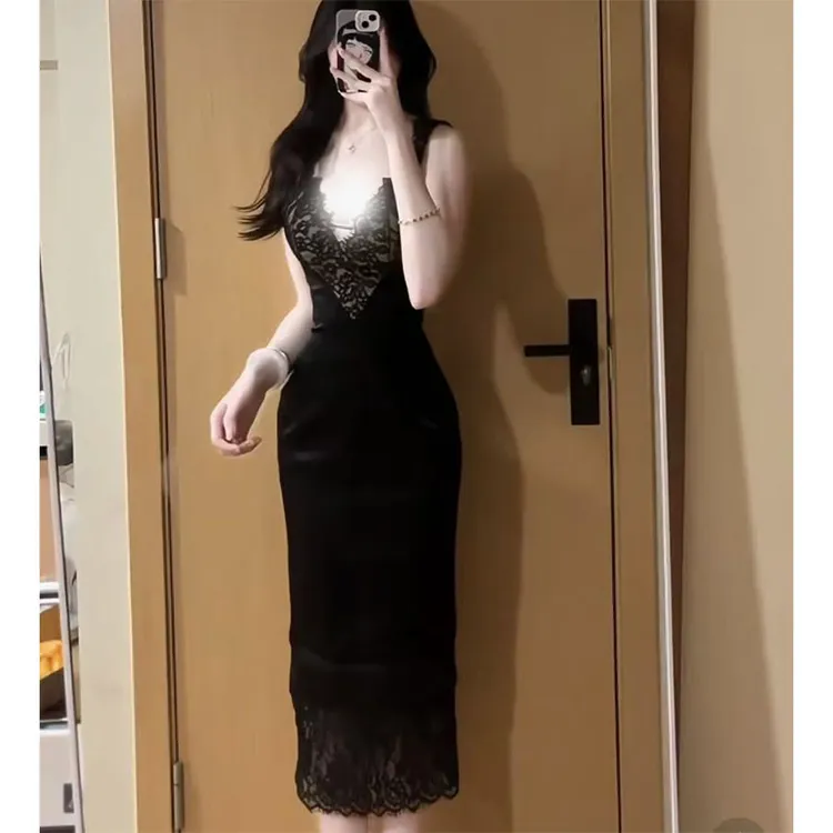 【Yijia】 性感辣妹纯欲风V领蕾丝连衣裙女秋冬内搭修身显瘦小黑裙