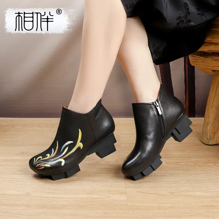 相伴民族风中老年秋冬粗跟软底中高跟手工真皮复古女士短靴52906