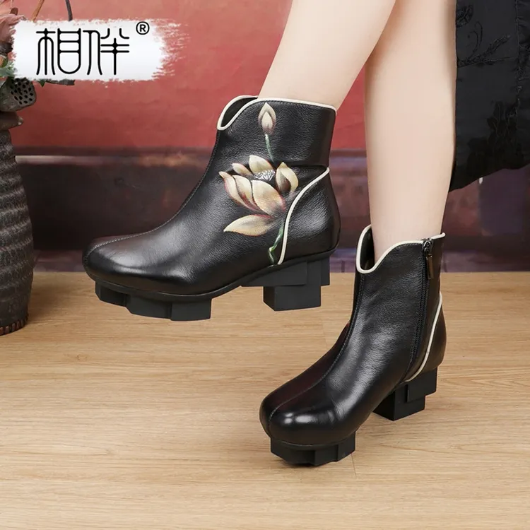 相伴【洁兰】手绘国风保暖妈妈靴加绒民族风复古真皮短靴女52995