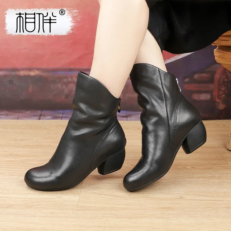 相伴时尚秋冬短靴女显瘦百搭黑色气质复古单鞋粗跟妈妈女靴98k69