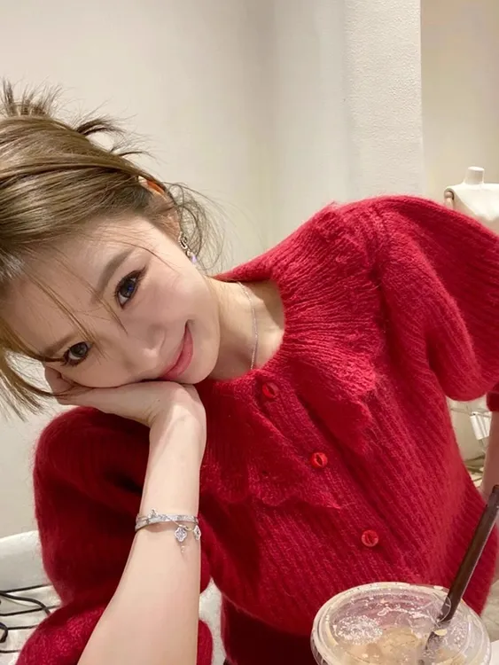 别致漂亮新年红色娃娃领针织开衫女秋冬高级感马海毛毛衣外套上衣