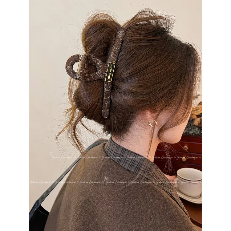 复古格纹布艺抓夹大号冬鲨鱼夹轻奢金标发夹女后脑勺盘发夹子发饰