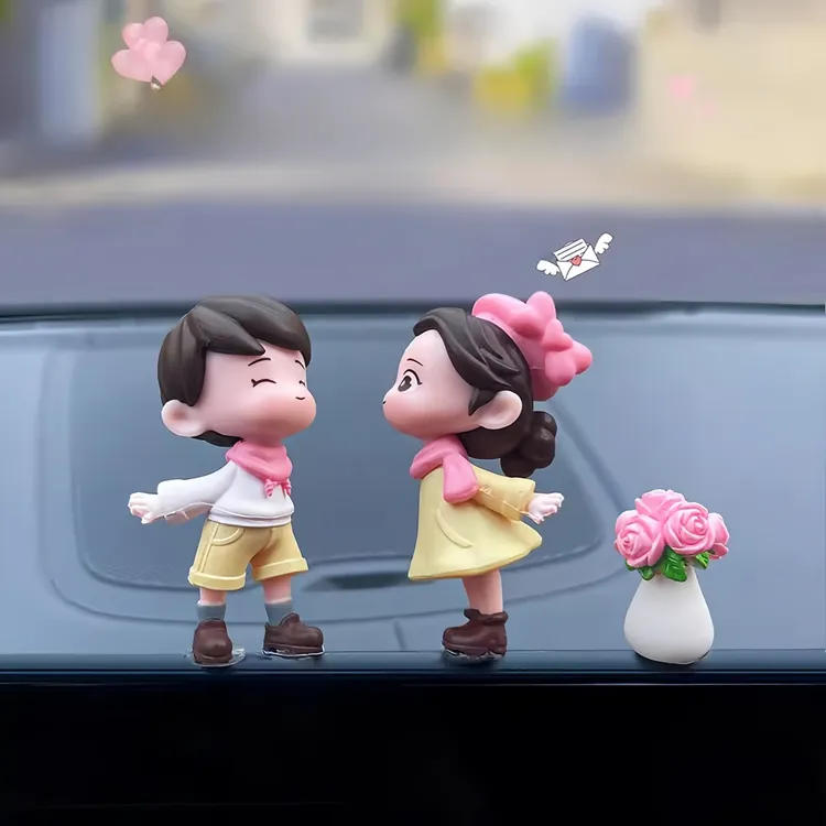 网红汽车摆件批发车载车内饰品可爱亲嘴情侣娃娃电动车装饰摆件女