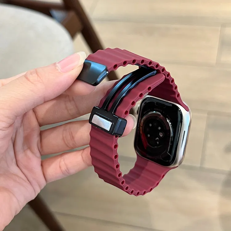 酒红色海洋硅胶表带适用苹果Appleiwatch/S10/9/8SEultra磁吸扣