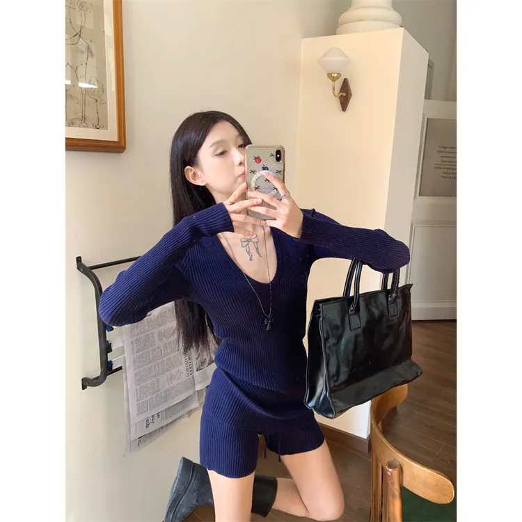 韩系辣妹气质V领长袖纹理针织毛衣短裤套装女纯欲时尚百搭两件套
