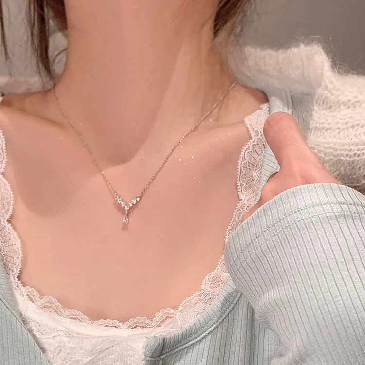 钛钢项链 闪闪字母V锆锆项链女轻奢百搭颈链设计感高级精致锁骨链