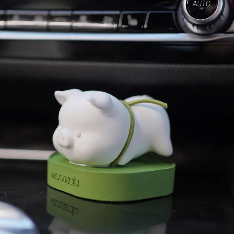 暮色十里小香猪汽车载香薰摆件中控台香水装饰品氛扩香石