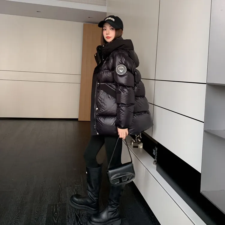 黑金亮面洋气羽绒服女短款2023年新款时尚小众设计感加厚连帽外套