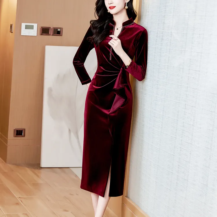 酒红色金丝绒连衣裙女2025年秋冬新款喜妈妈礼服高端丝绒长款包臀