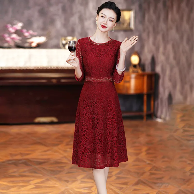 酒红色礼服连衣裙女2024春新款高端气质喜婆婆婚宴装蕾丝小A字裙