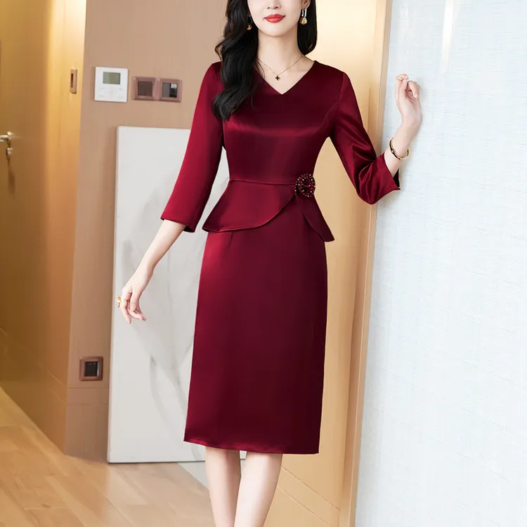 酒红色醋酸连衣裙结婚修身2024夏季新款喜婆婆婚礼宴会礼服气质