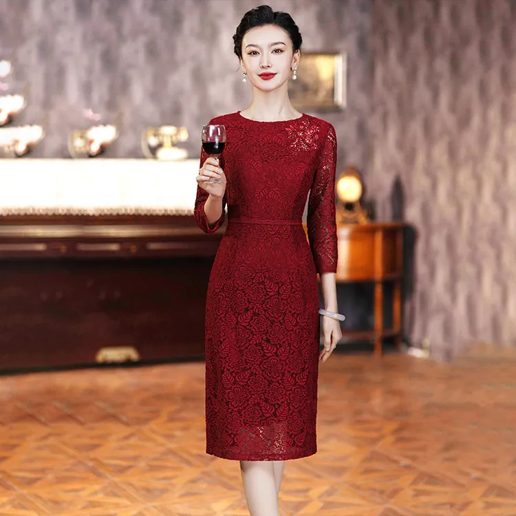 酒红礼服连衣裙女2024春装新款名媛气质喜婆婆婚宴装蕾丝包臀裙子
