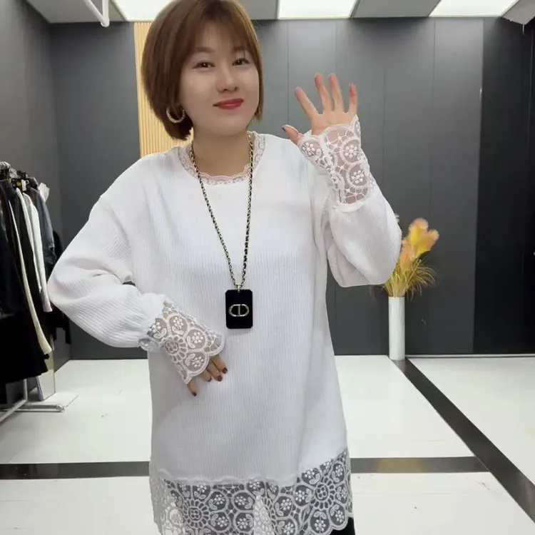 旭958气质时尚宽松圆领秋冬款蕾丝拼接衫RFJJ