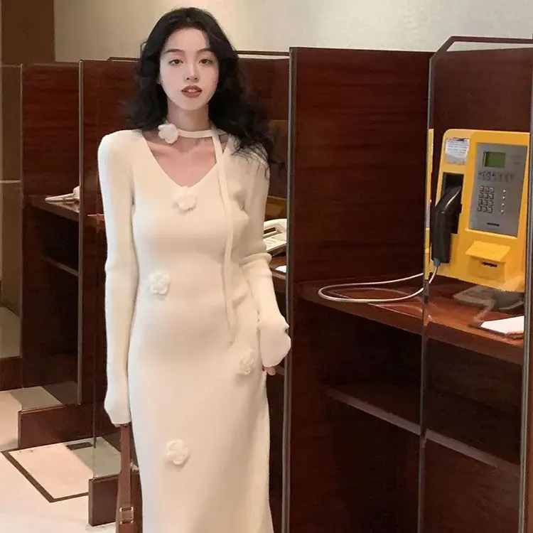秋冬温柔风法式复古显瘦针织连衣裙女新款裙子花朵打底毛衣长裙