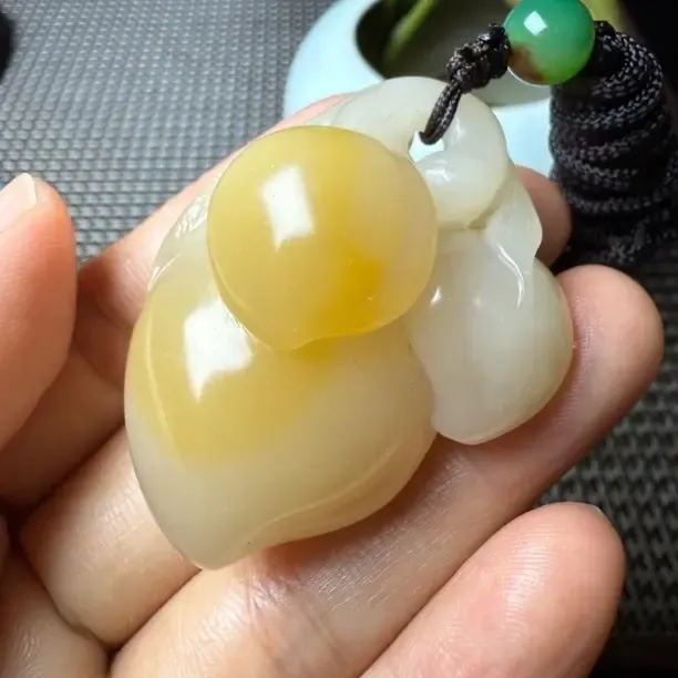 精品挂坠，寿山品种石善伯《寿桃》，雕工精美，圆润饱满