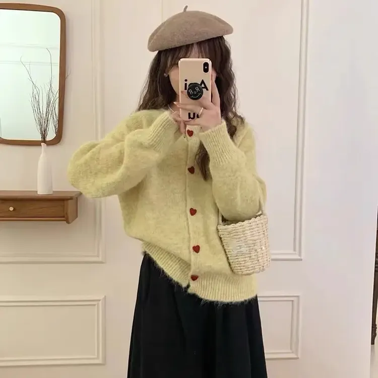 秋冬韩系软糯感爱心纽扣针织开衫外套女圆领宽松慵懒风复古毛衣潮