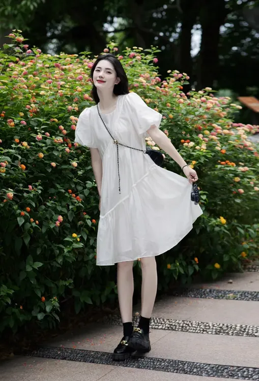 2025夏季新款甜美清新高级感白色泡泡袖连衣裙女独特小白裙子