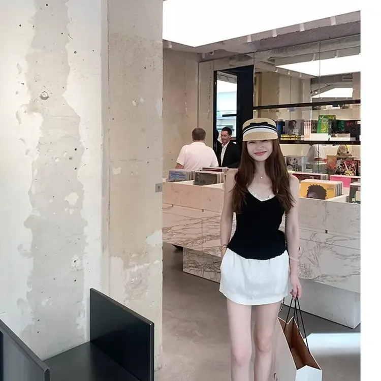 夏季穿搭纯欲风蕾丝边黑色吊带背心上衣女高腰白色a字半身裙套装