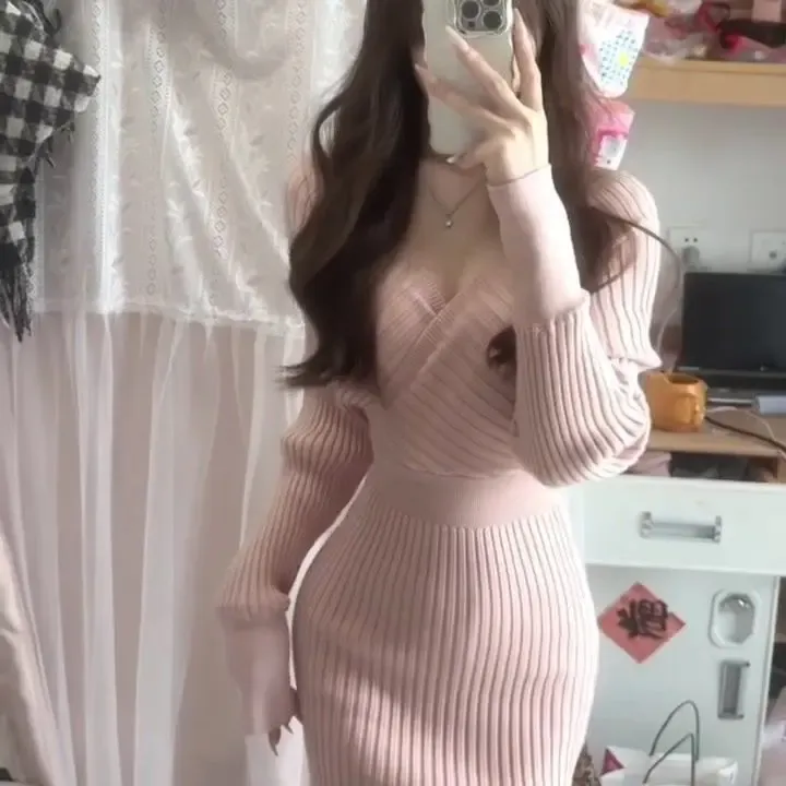 纯欲粉色交叉v领长袖针织连衣裙女秋季修身收腰显瘦包