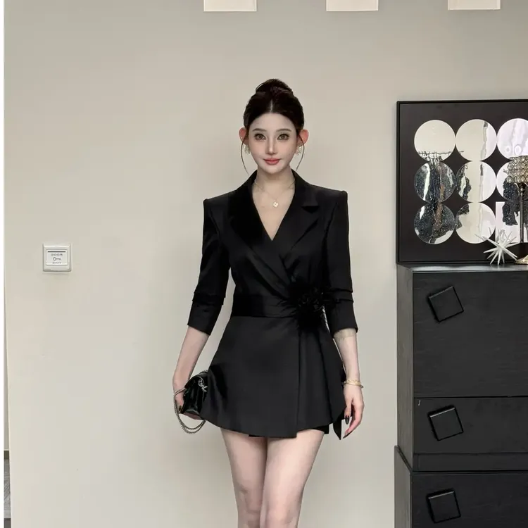 2025新款女装修身黑色气质西装赫本风法式+显瘦短裤