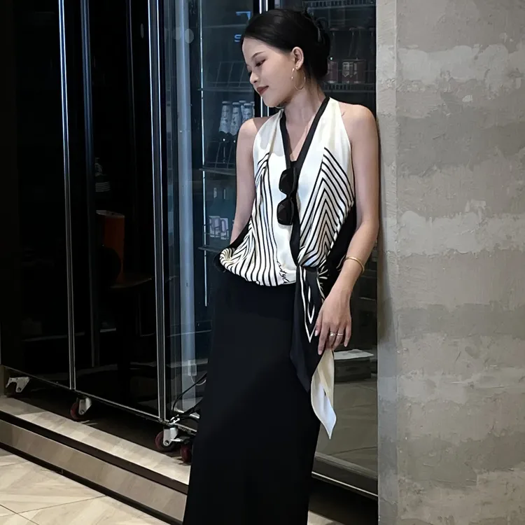 时髦洋气撞色拼接下摆挂脖背心女夏季