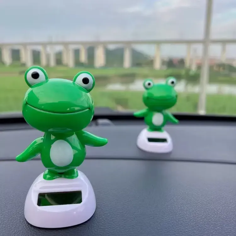 车载青蛙摆件汽车中控太阳能摆件仪表台车顶车尾后备箱摇摆青蛙