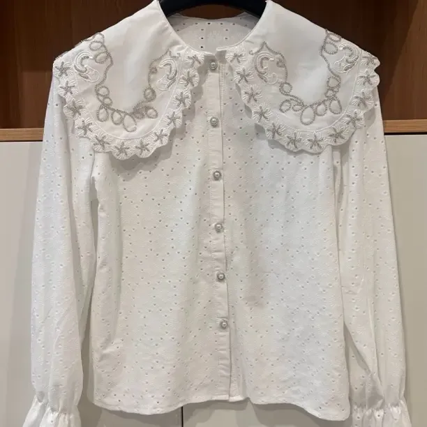 早春新款娃娃领法式小众钩花蕾丝长袖百搭衬衫