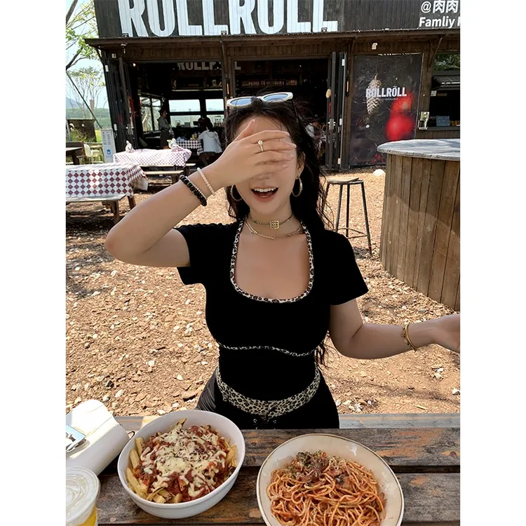 肉装小cherry 野性美感 辣妹风微胖U领豹纹拼接针织短袖上衣两色