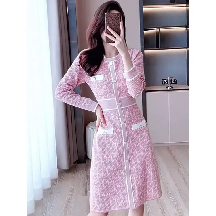 法式小香风粉色长袖针织连衣裙女秋冬季小个子高级感气质包臀裙子