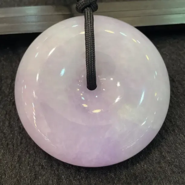 浅紫色水润饱满超大平安扣