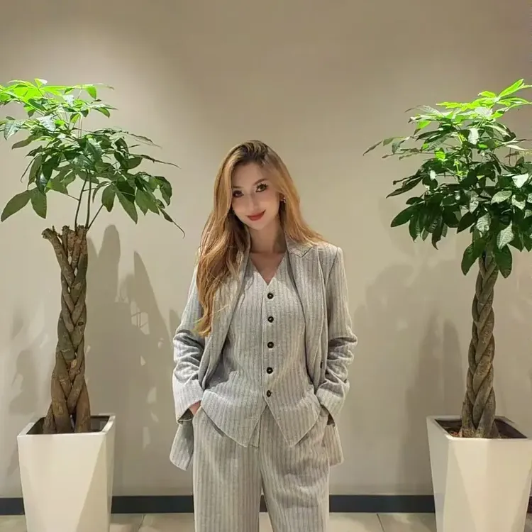 秋冬季新款女装时尚洋气灰白色加厚西装套装大方得体穿搭