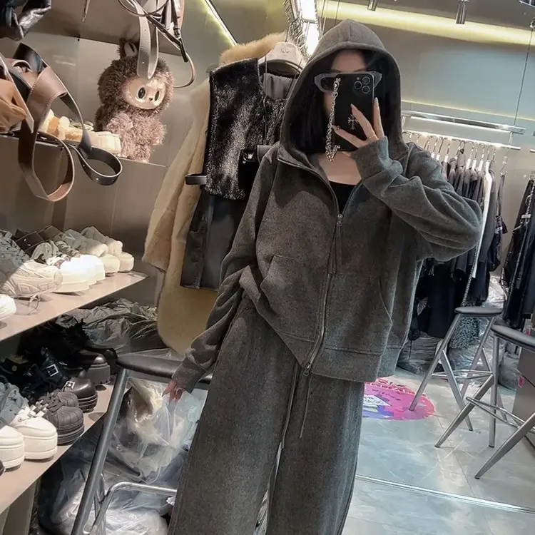 穿搭休闲连帽拉链卫衣与直筒卫裤套装