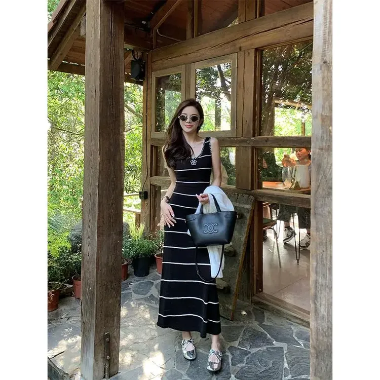 夏季韩系气质山茶花刺绣黑白条纹撞色U领针织背心连衣裙A字长裙女