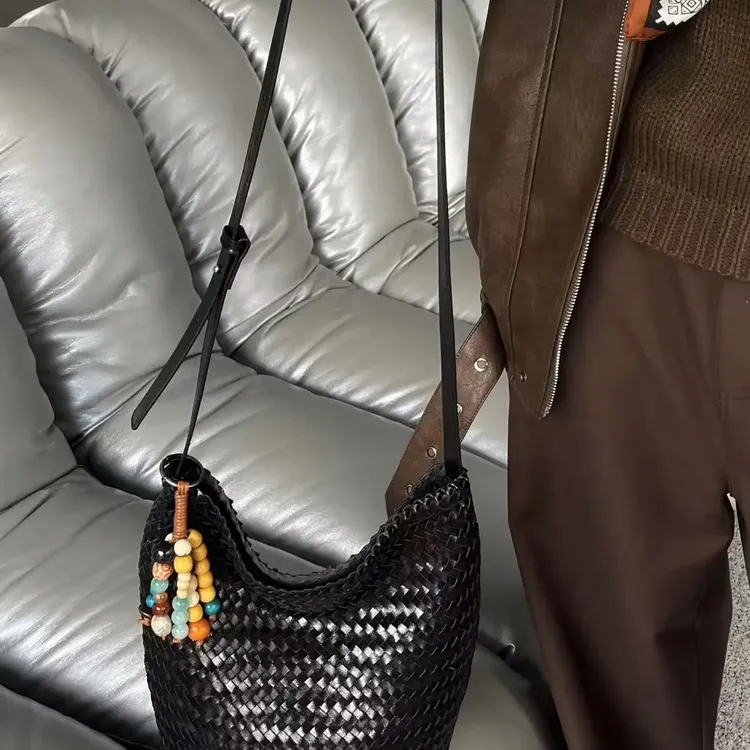 简约时尚编织面料大容量单肩斜挎水桶女包匠心打造通勤