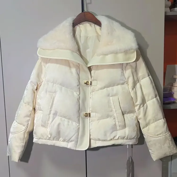 白色毛领时尚短款女冬季新款设计感加厚保暖轻奢外套