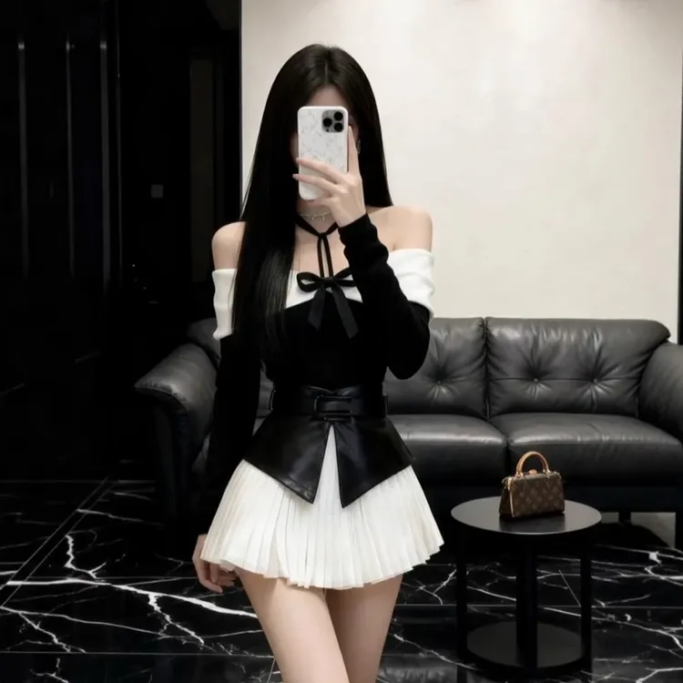 秋冬日常通勤风撞色一字领露肩挂脖长袖上衣+白色百褶半身裙套装