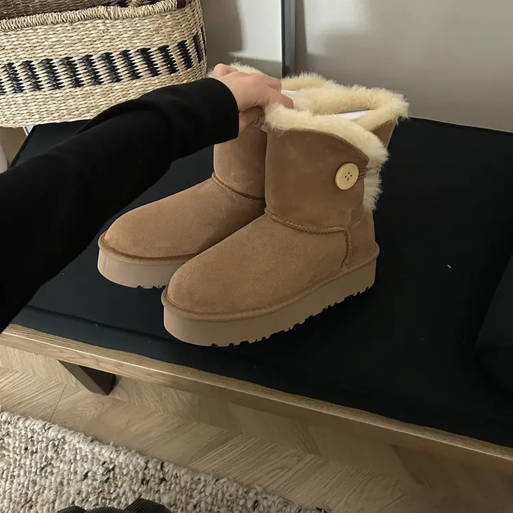 桑坡发货厚底木扣中筒女士雪地靴保暖百搭新款时尚加绒加厚
