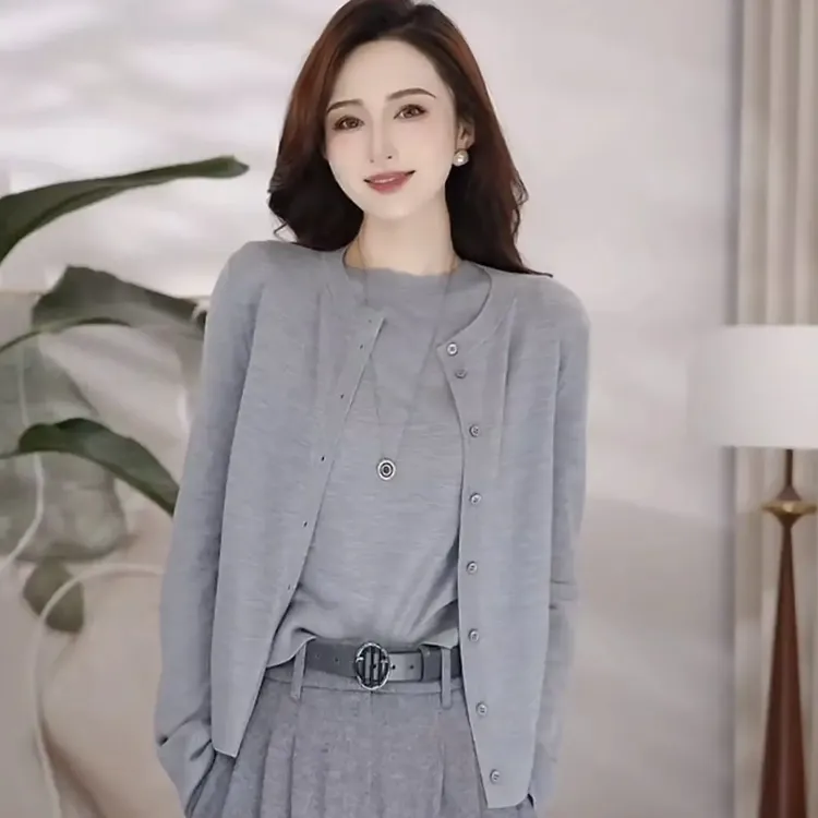 AMASS阿玛施 新款秋季轻奢气质百搭圆领长袖针织外套女548067