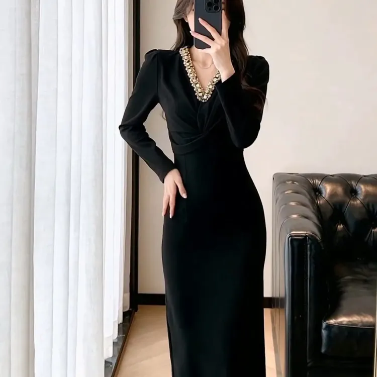 法式赫本风黑色钉珠V领轻奢气质显瘦长款连衣裙秋冬新款收腰修身