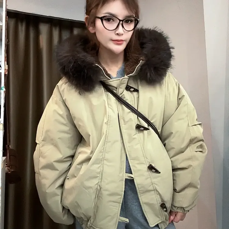 A17冬季新款连帽大毛领牛角扣加厚短款外套