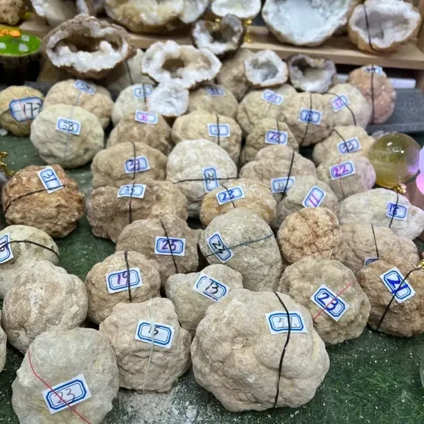 创意天然水晶晶洞石手工扩香石家用精美摆件