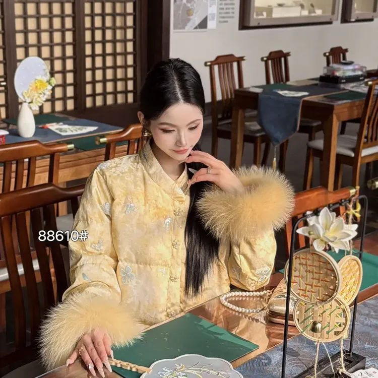 越越女装8610大狐狸毛绒子含量短款外套冬单排扣刺绣厚款百搭保暖