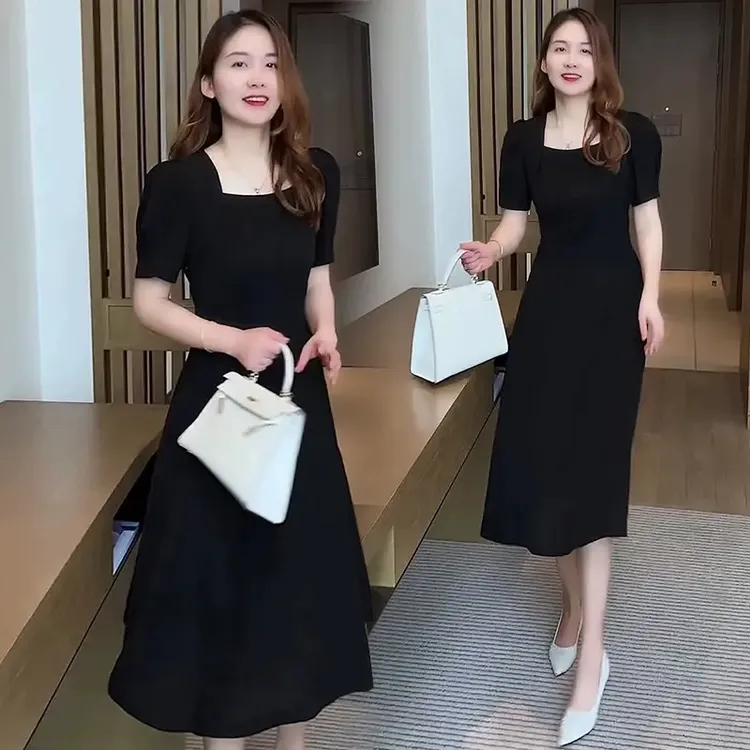 方领连衣裙女夏季2025年新款法式高级感纯色气质减龄红色长款裙子