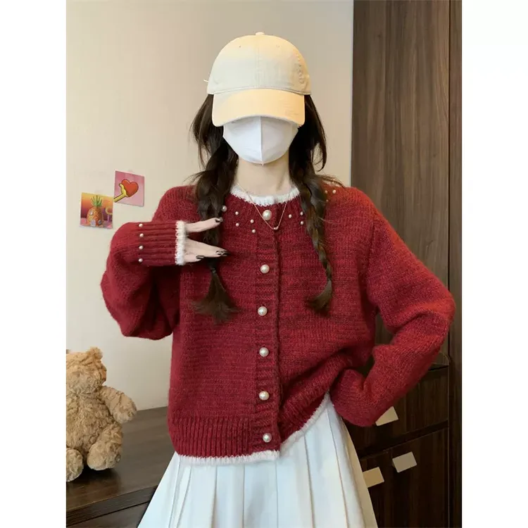 本命年红色毛衣外套女2024秋冬新款珍珠纽扣针织开衫长袖短款上衣