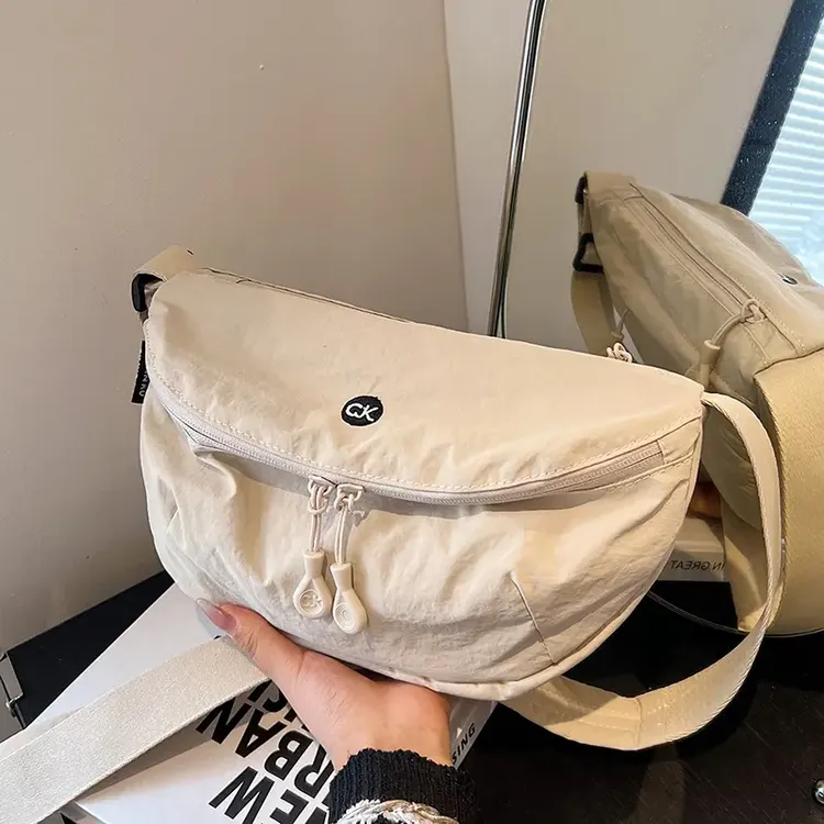 日系超轻防水斜挎包牛津布男女通用百搭单肩尼龙轻便实用马鞍胸包